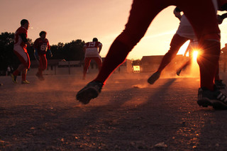 夕阳黄运动团队竞争合作踢足球背景图片